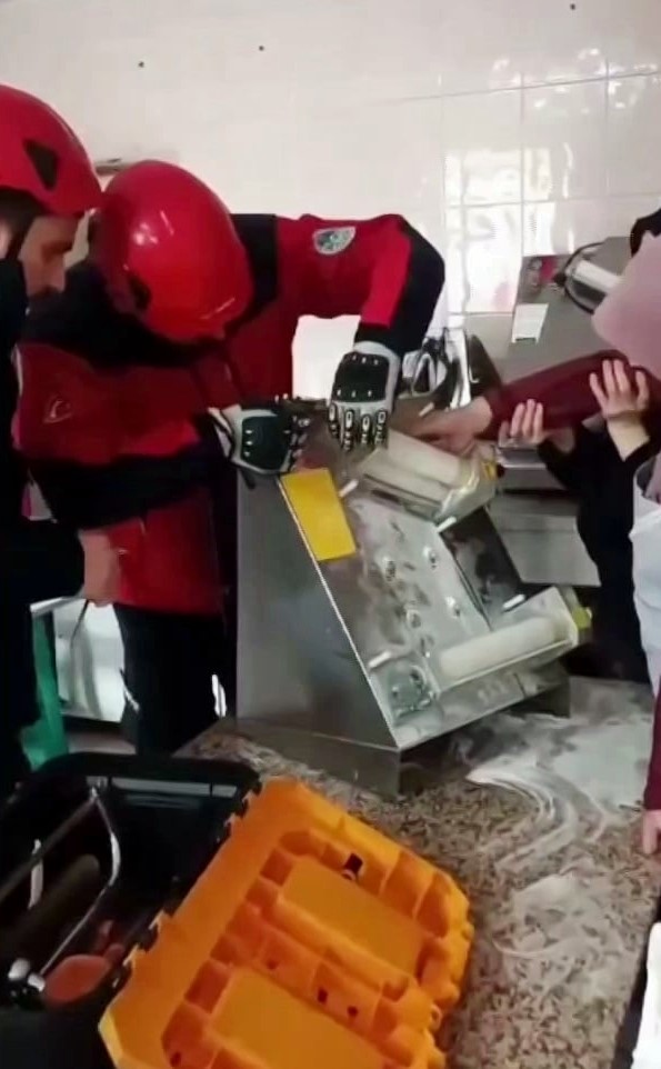 Öğrencilere lahmacun yaparken parmağını hamur makinasına kaptırdı