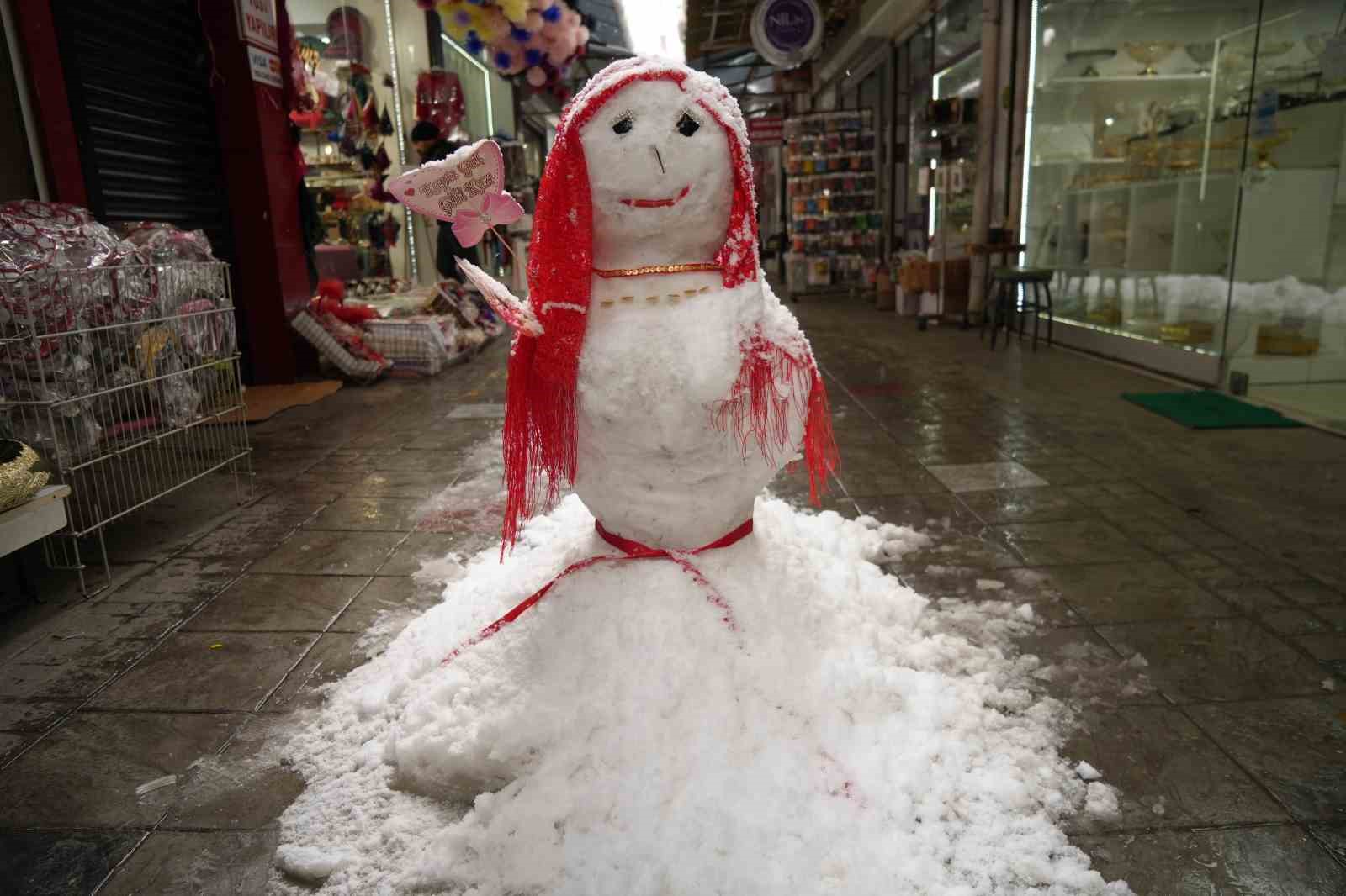 Esnafın yaptığı ‘kardan gelin’ ilgi çekti
