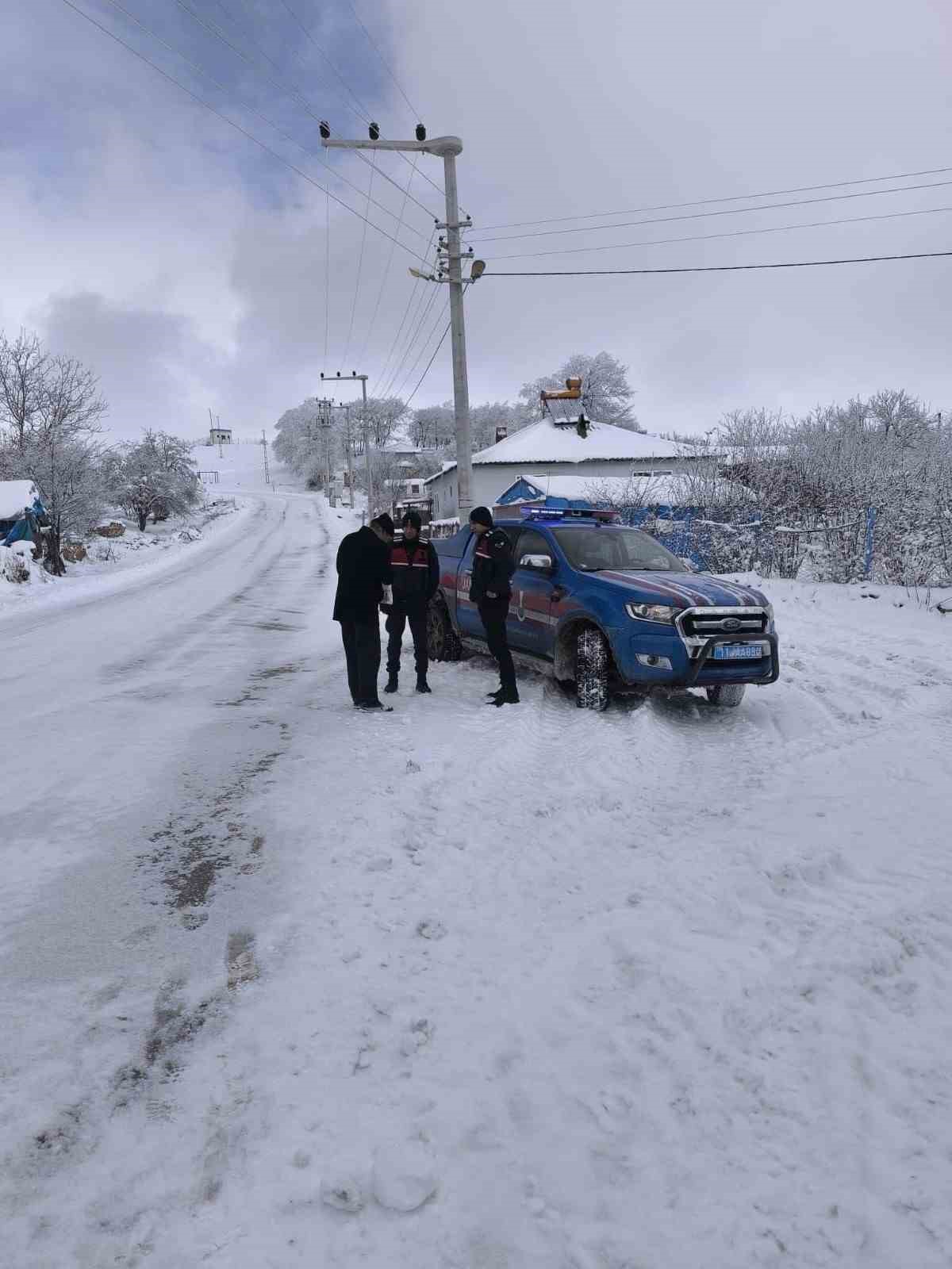 Kardan dolayı temin edemediği oğlunun epilepsi ilacını jandarma vatandaşa ulaştırdı