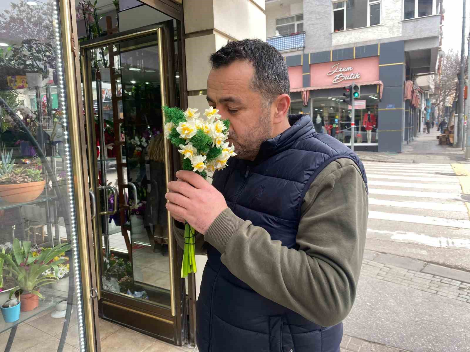 Yıl boyunca onun çıkmasını bekliyorlar