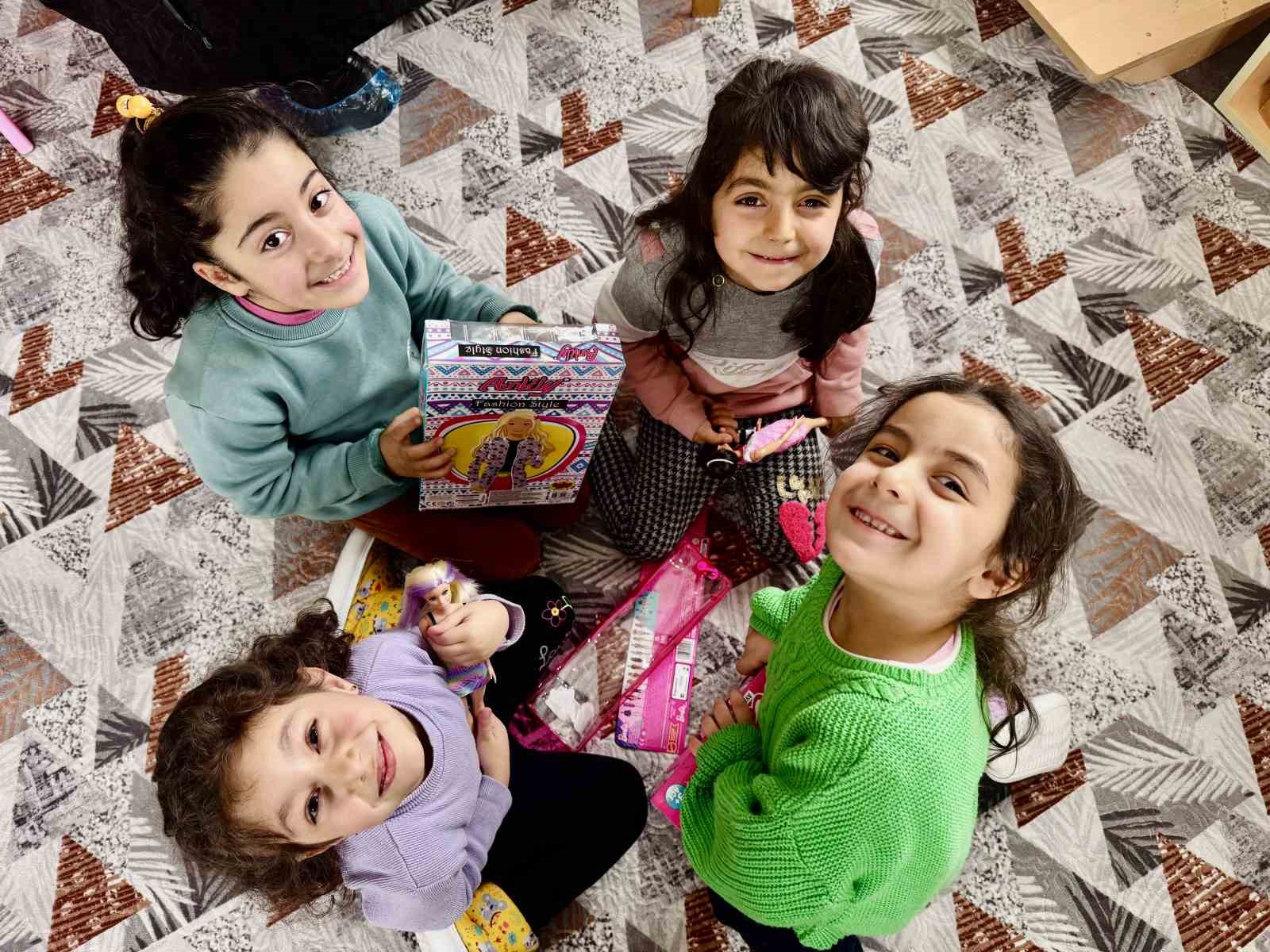 Çocuklar ’Mutluluk Harekatı’ ile hayallerindeki oyuncaklara kavuştu