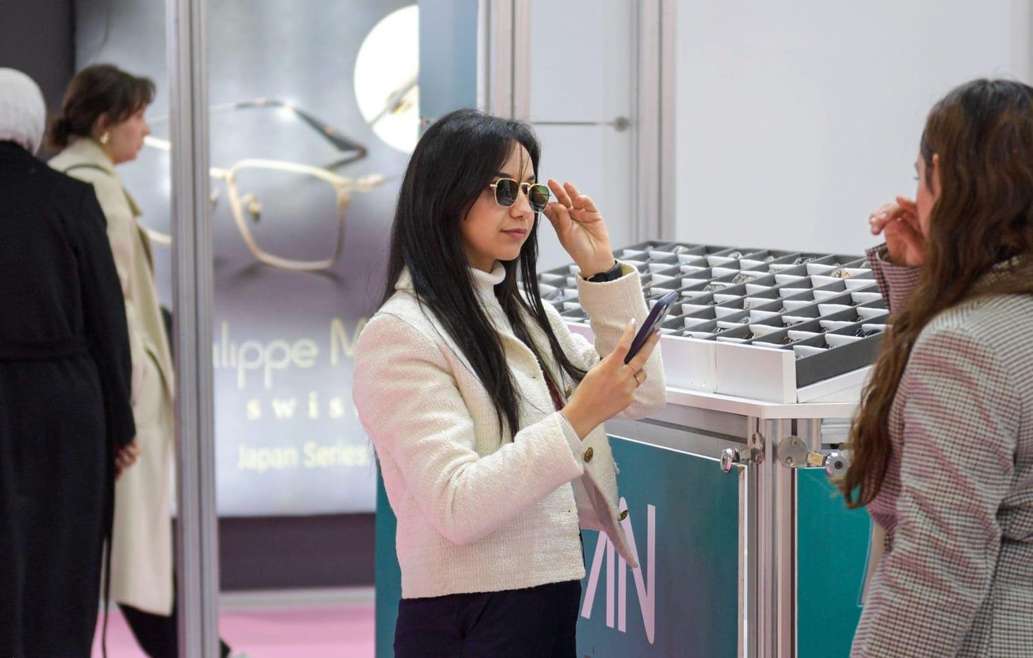 2025’in modası kemik ve renkli gözlükler