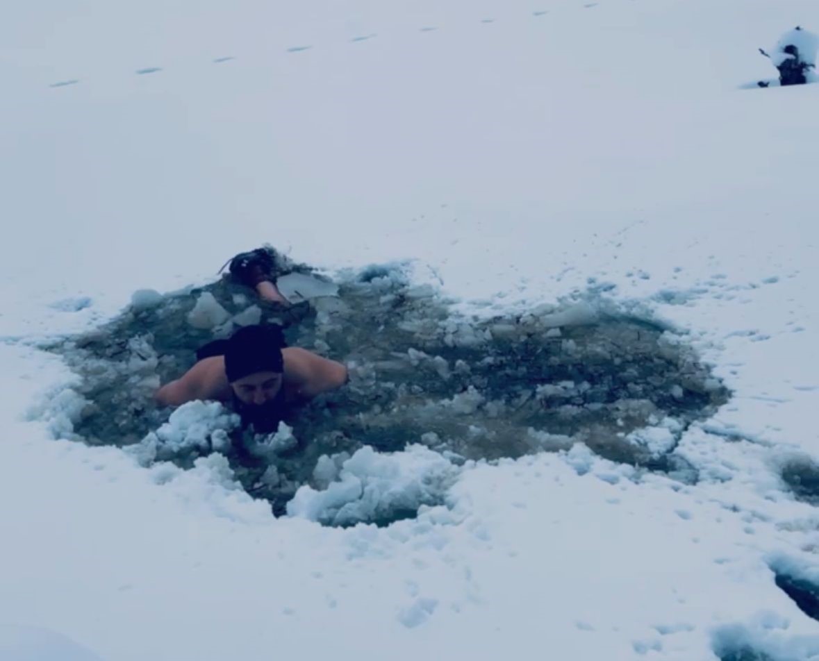 Donmuş göle girdi, sosyal medyada yoğun ilgi gördü