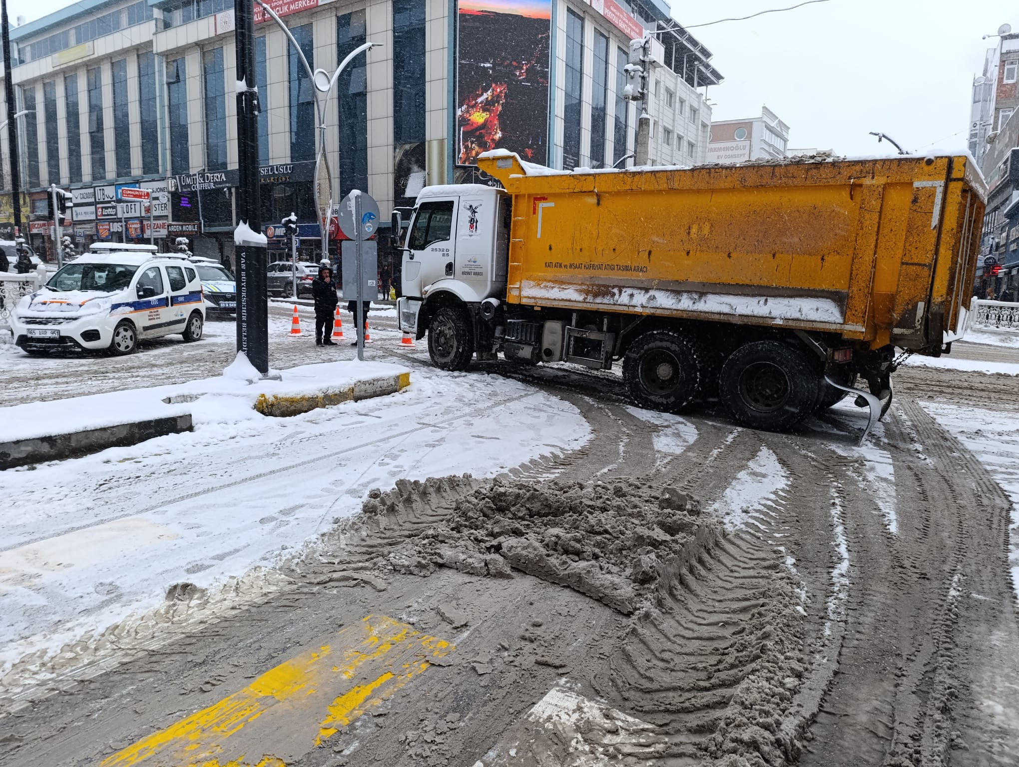 Van’ın Cumhuriyet Caddesi araç trafiğine kapandı! İşte nedeni…
