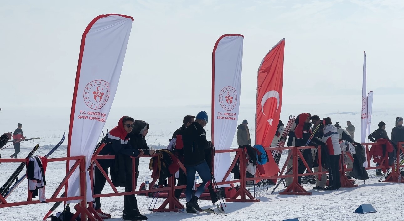 Yüksekova’da ’Kayaklı Koşu 1. Etap Yarışması’ başladı