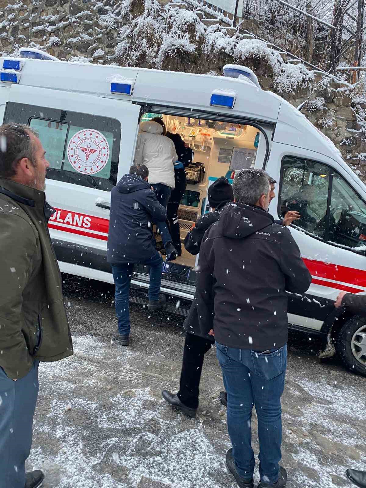 Kontrolden çıkan halk otobüsü kalenin duvarına çarptı: 4 yaralı