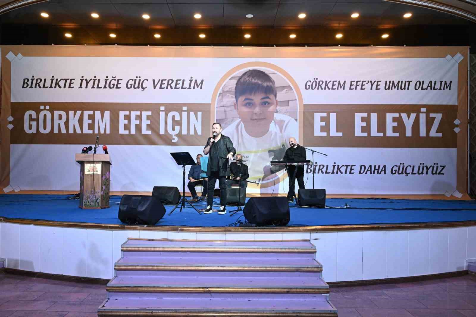 Isparta’da DMD kas hastası genç için düzenlenen yardım gecesinde rekor bağış