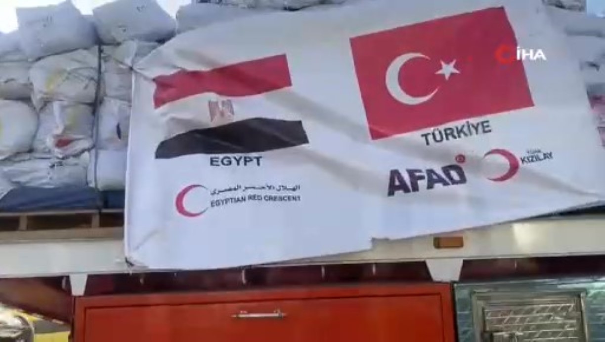 57 tır yardım malzemesi Refah Sınır Kapısı’ndan Gazze’ye girdi