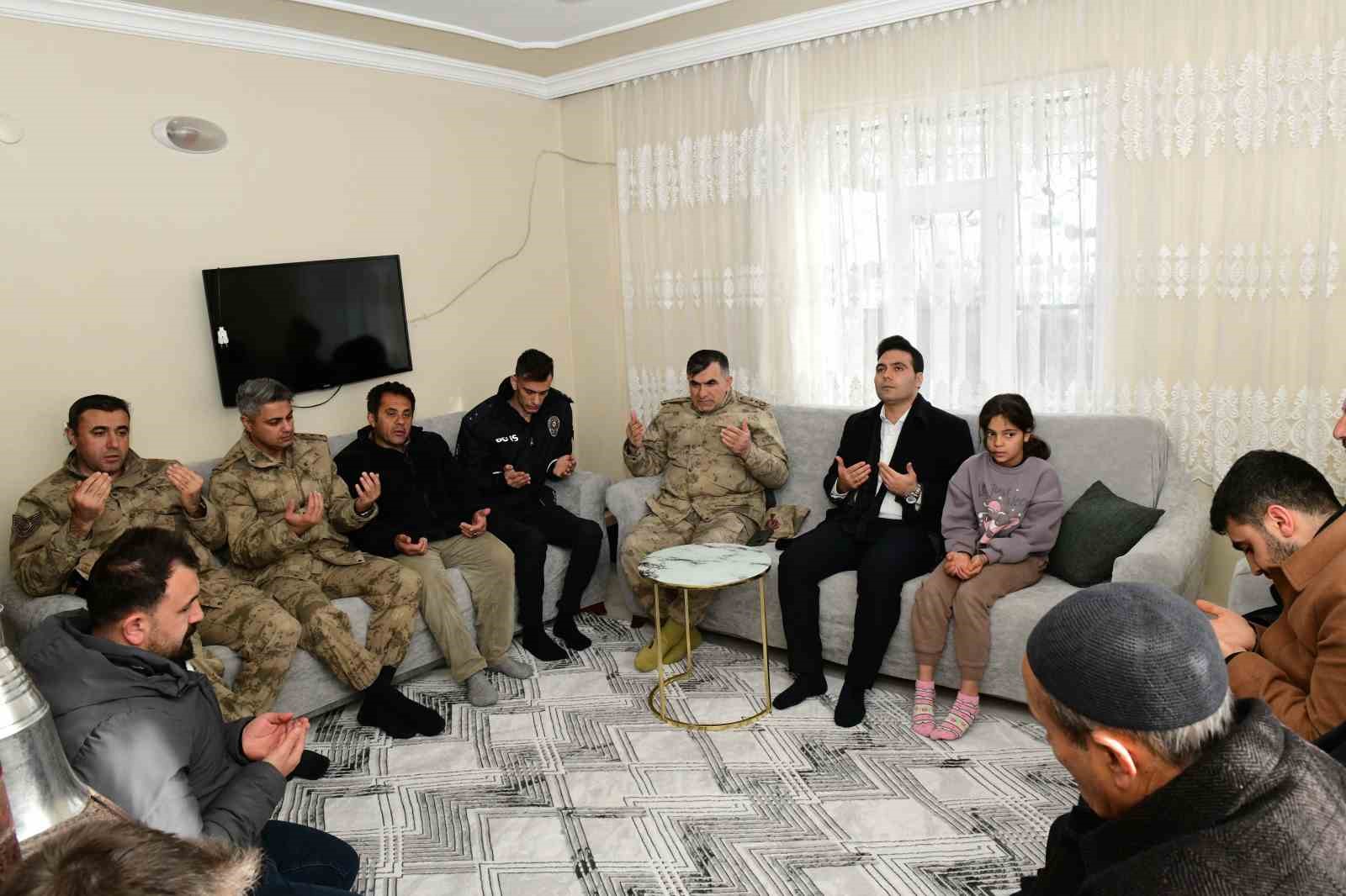 Çığ şehitleri mezarları başında anıldı