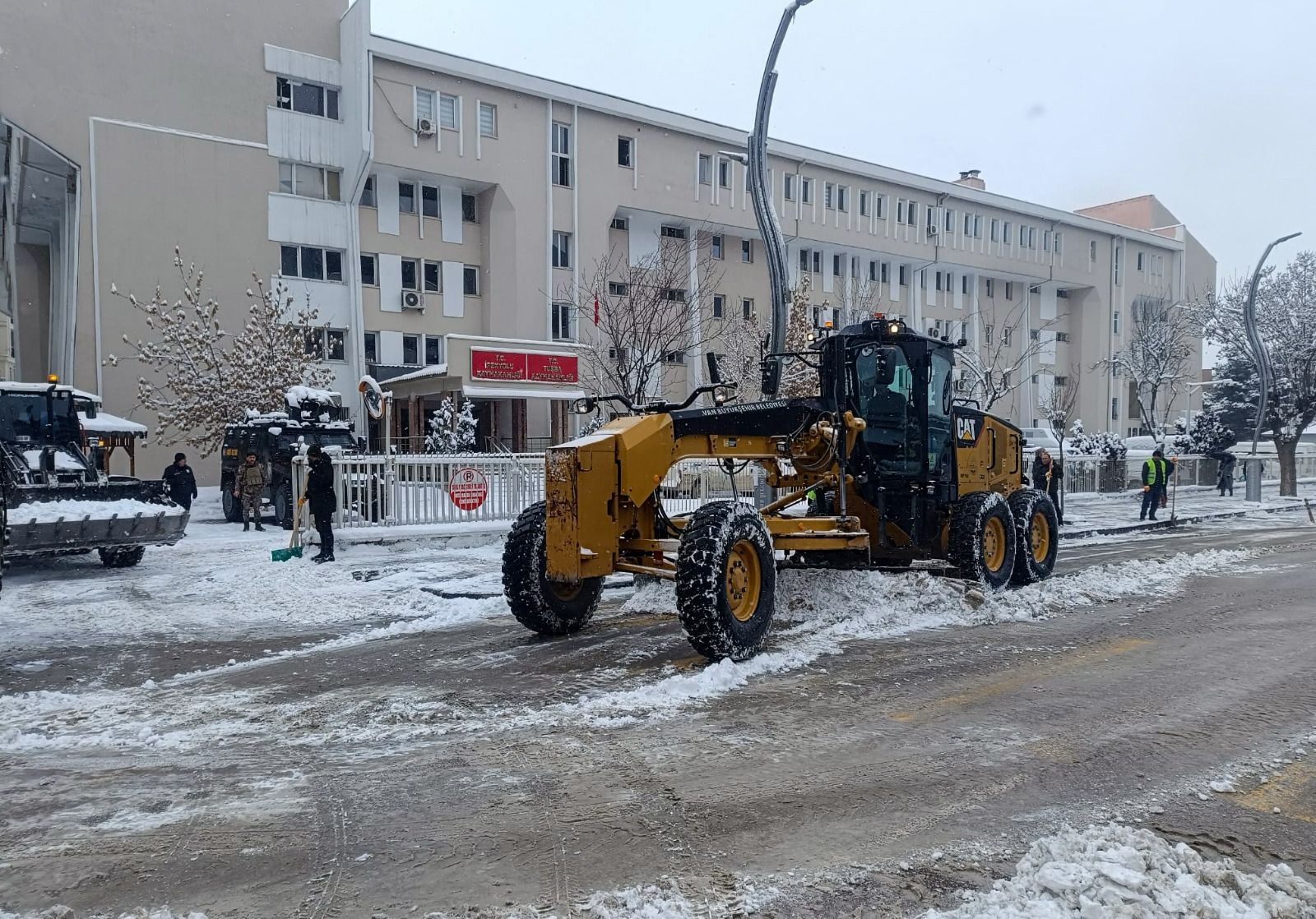 Van’da karla mücadele çalışmaları sürüyor