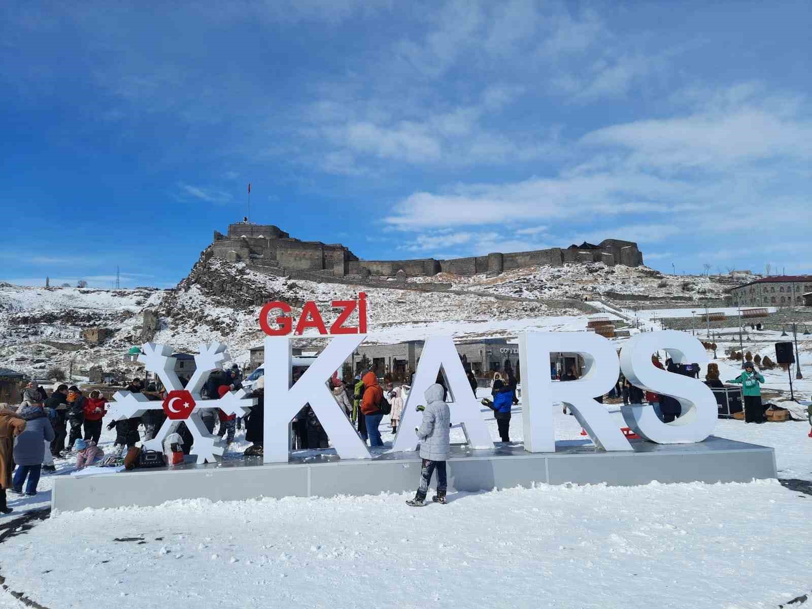 Kars’ta çocuklar kar şenliğinde gönüllerince eğlendi