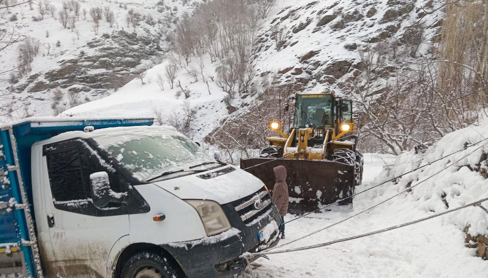 Van’ın kırsal mahallelerinde karla mücadele çalışması
