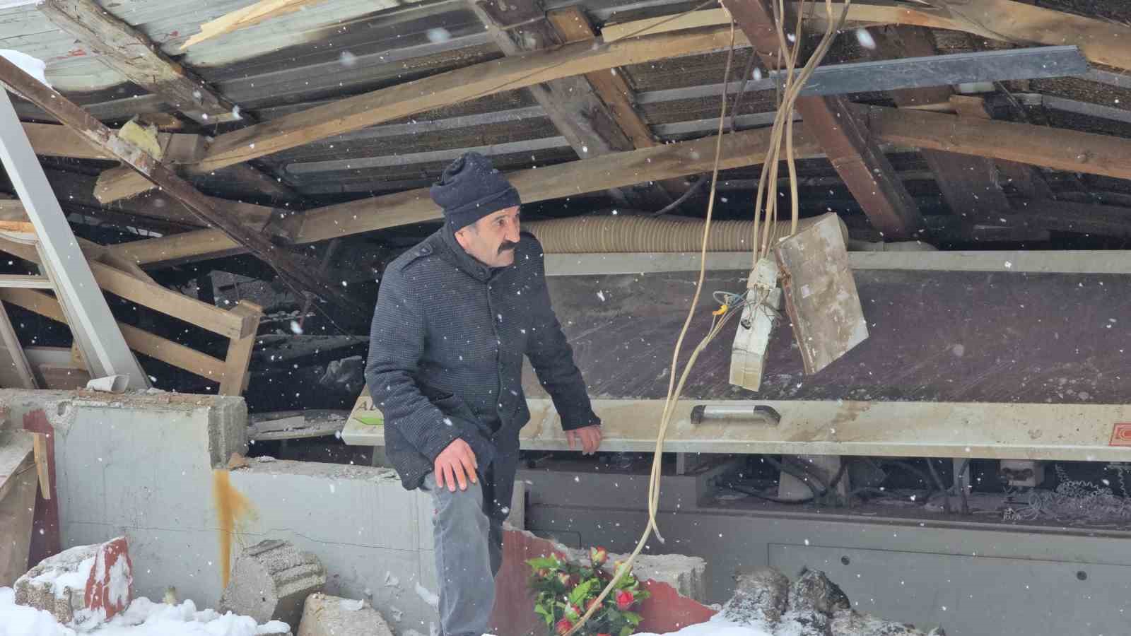 Hakkari’de karın ağırlığına dayanamayan atölyenin çatısı çöktü