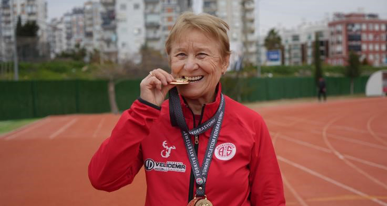 82 yaşındaki atlet, pistlerin tozunu atıyor