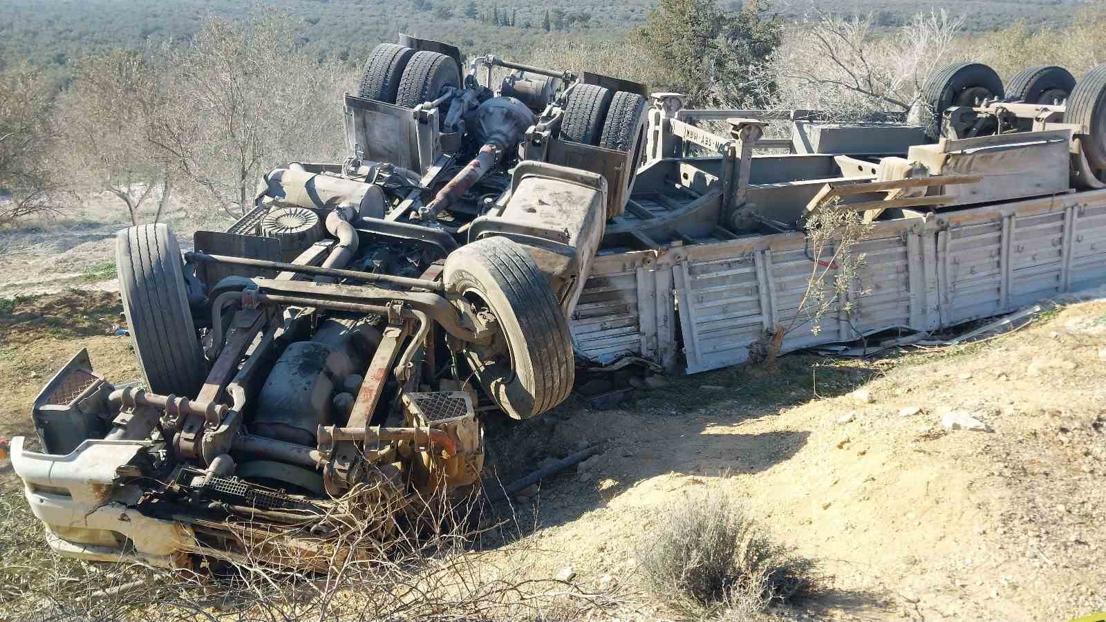 Mersin’de şarampole devrilen tırdaki 2 kişi öldü