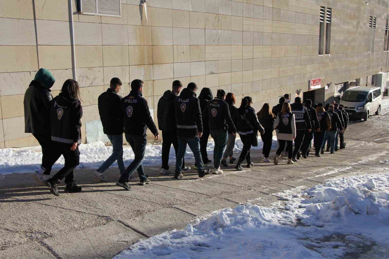 9 ilde dev siber dolandırıcılık operasyonu: 1 milyar liralık vurgun ortaya çıkarıldı