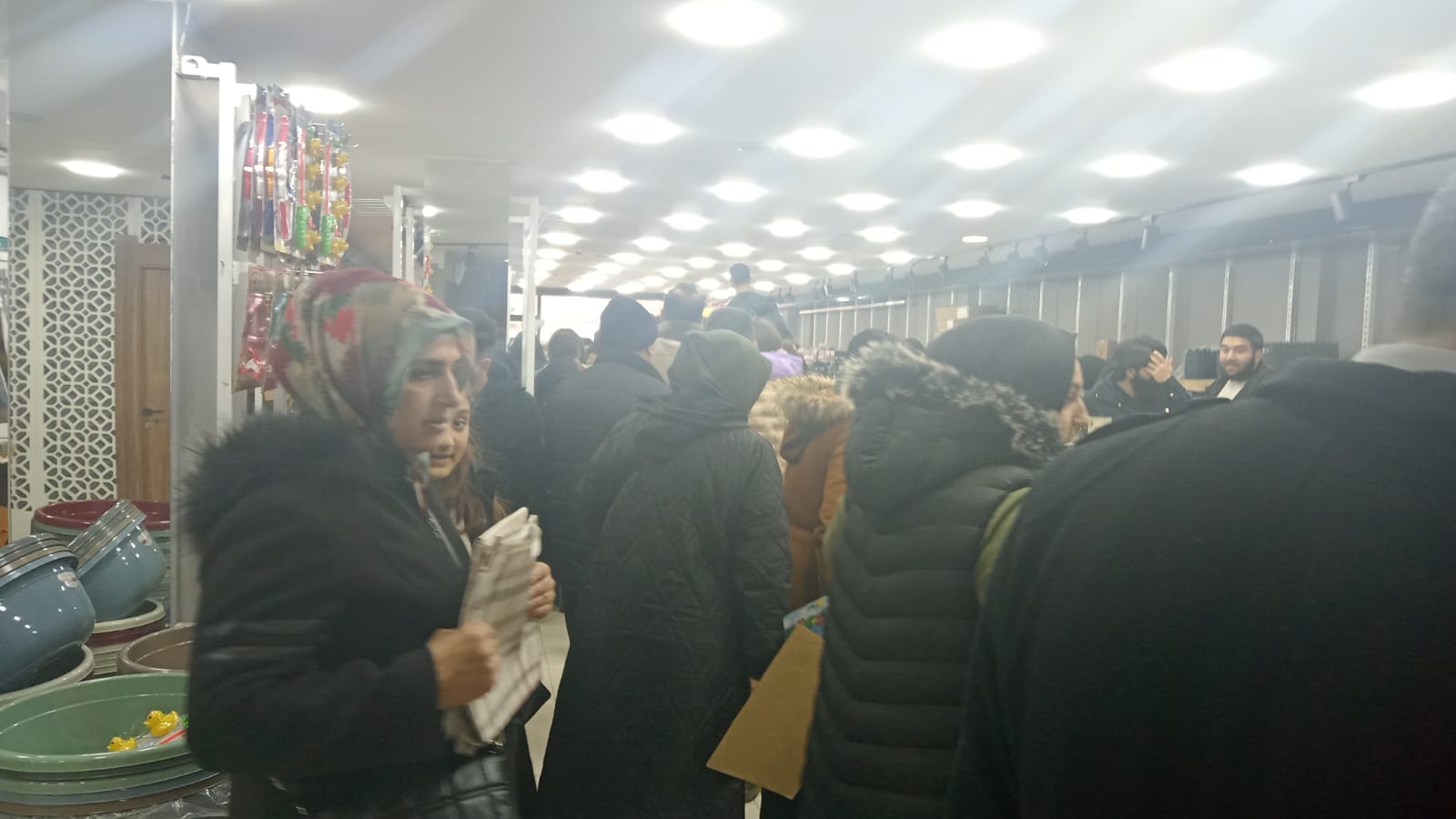 Van’da 100 TL kampanyası izdihama neden oldu 