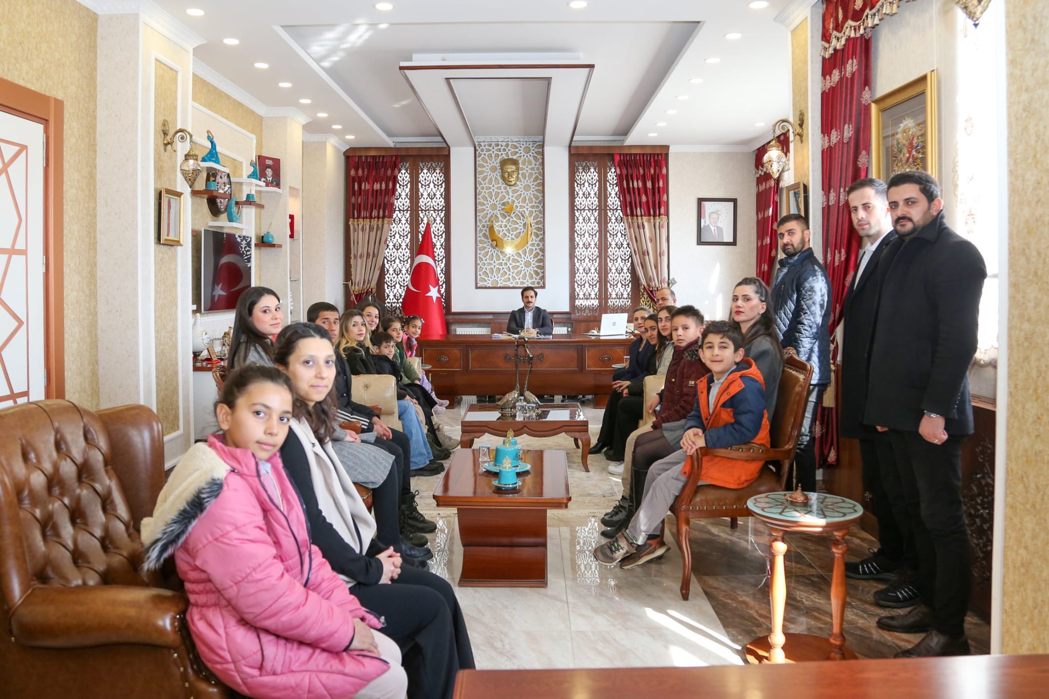 Van Gürpınar Kaymakamı Yasin Erdem, Başarılı Öğrencileri Makamında Ağırladı