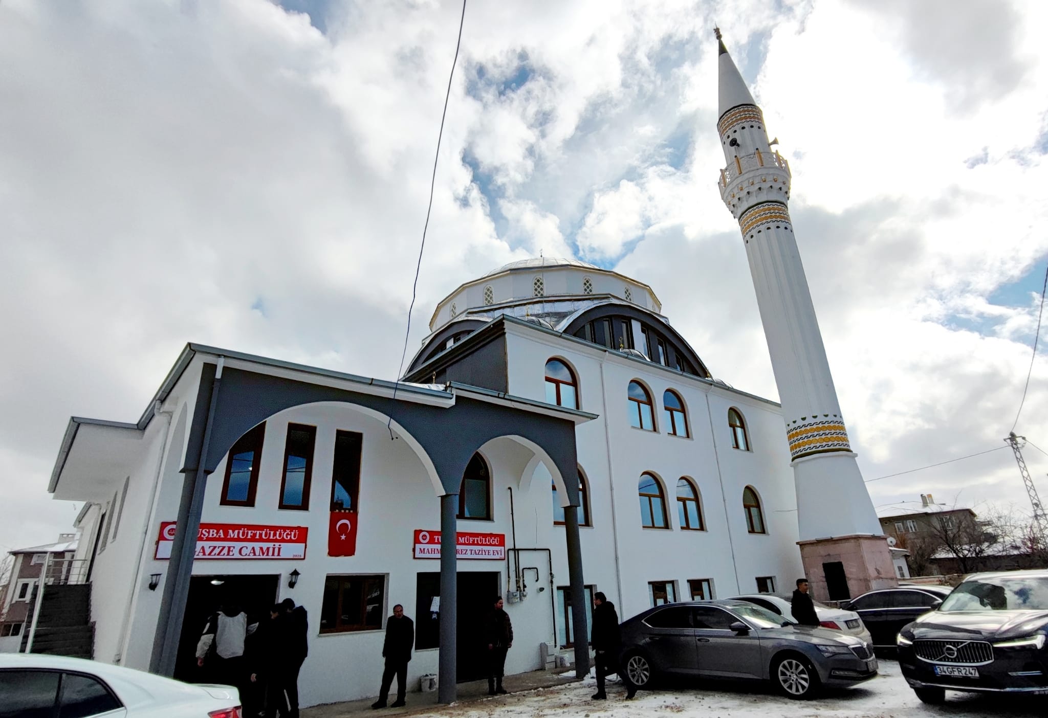 Van’da yapılan Gazze Camii dualarla ibadete açıldı
