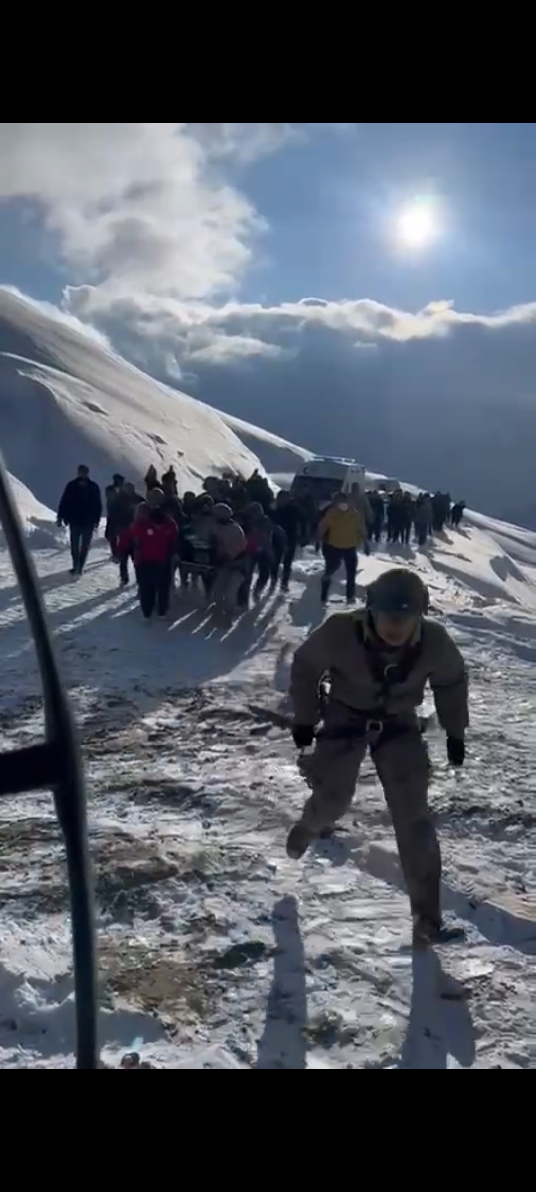 Van’da Yol Açma Çalışması Sırasında İş Makinesi Şarampole Yuvarlandı