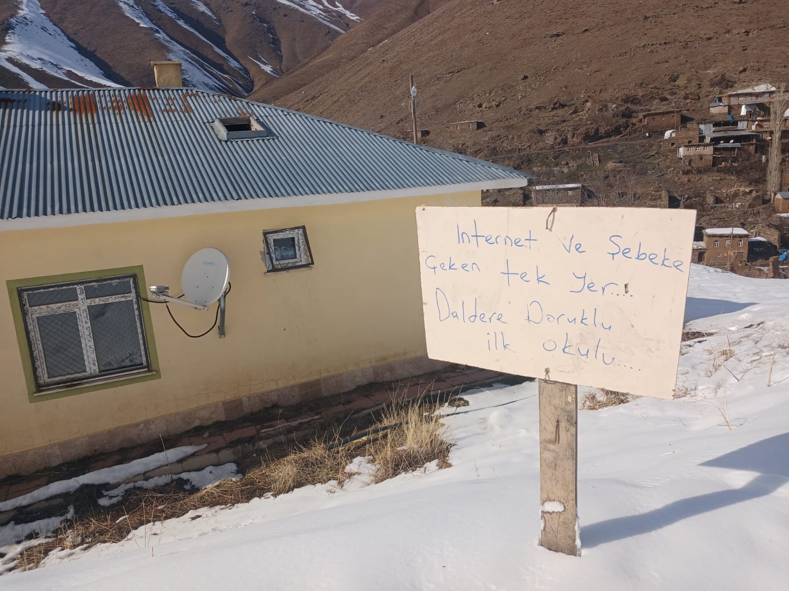 Van’da tek noktada çeken şebeke için tabela dikildi!