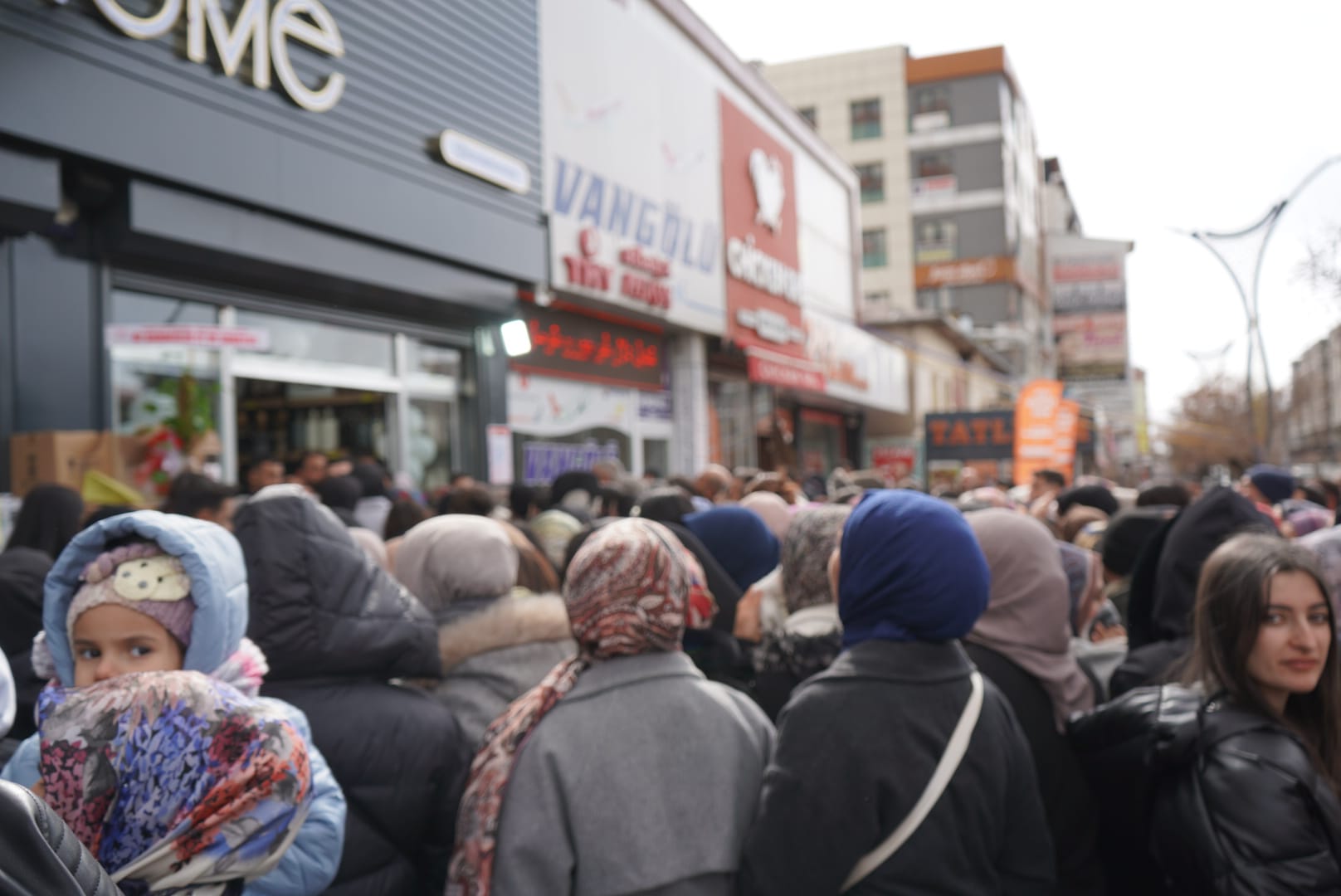 Van’da Ucuzluk Mağazası Açılışında İzdiham Yaşandı