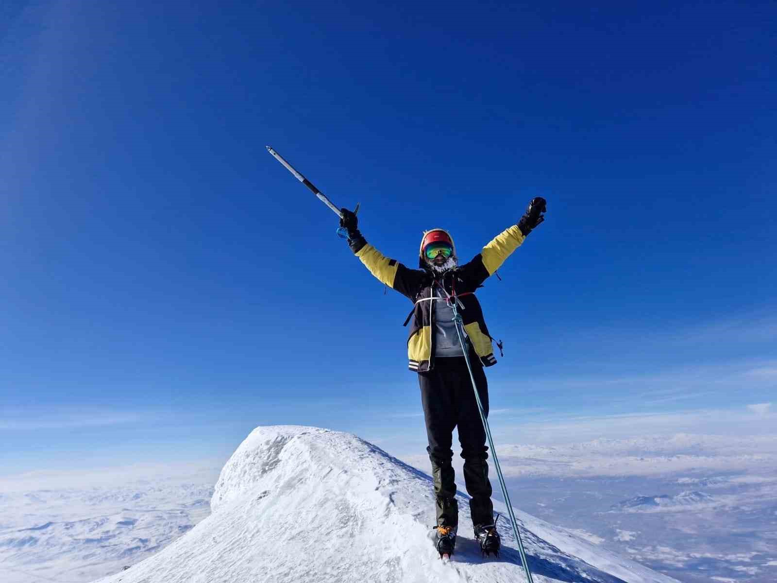 Ağrı Dağına 2025 yılının ilk zirve tırmanışı tamamlandı