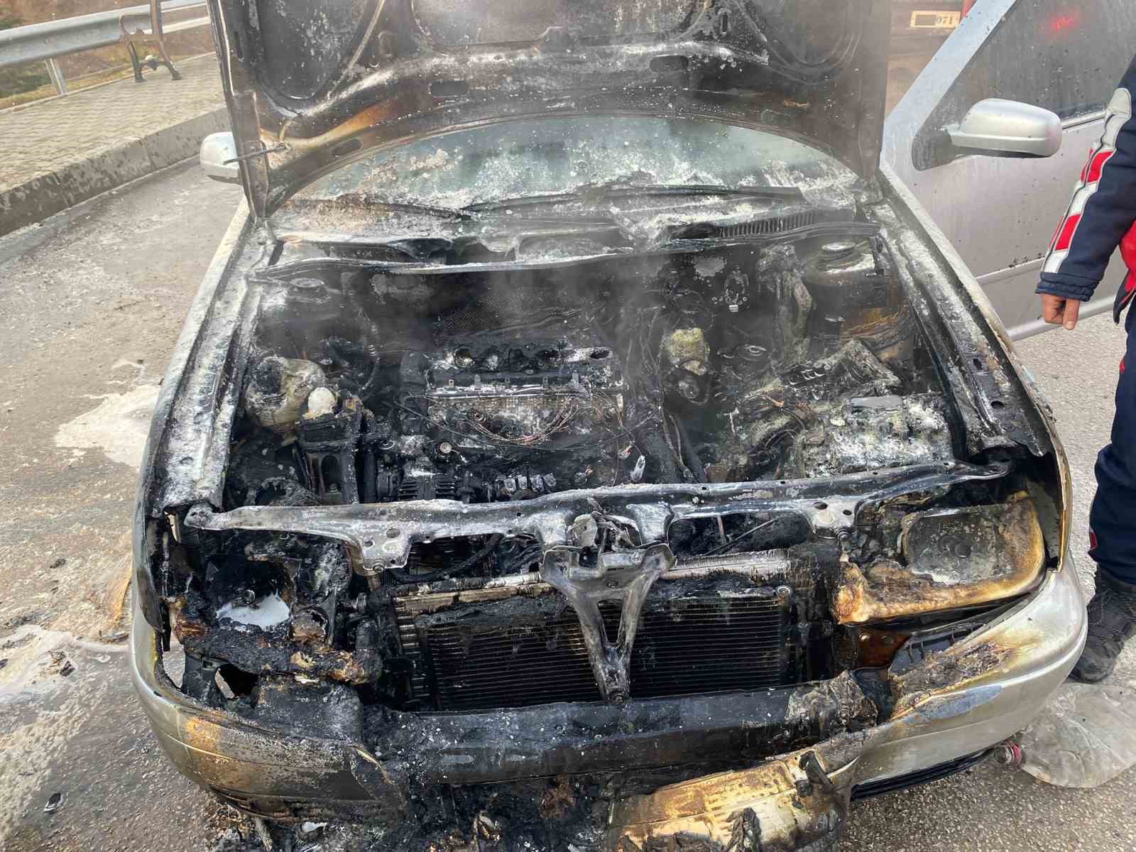 Alevlere teslim olan otomobil, itfaiye tarafından söndürüldü