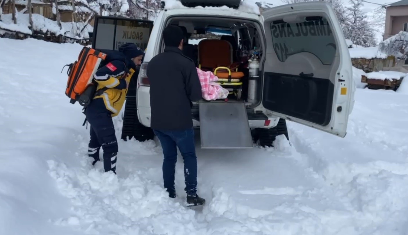 Altı aylık bebek paletli ambulansla kurtarıldı