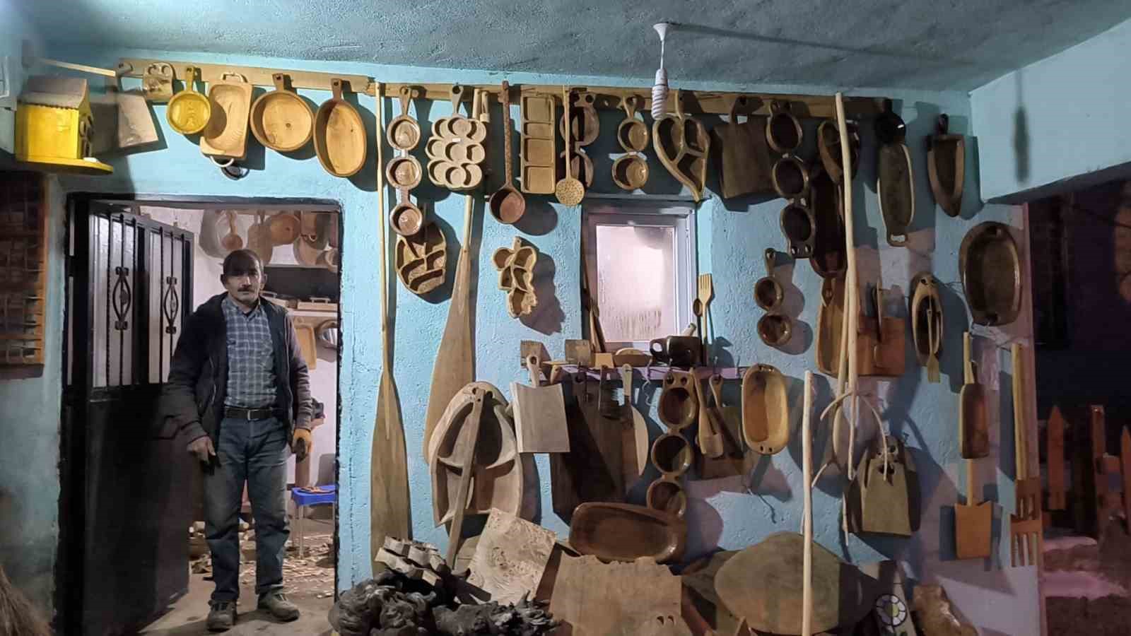 Aşur Usta, ahşap oyma sanatını yaşatmaya çalışıyor