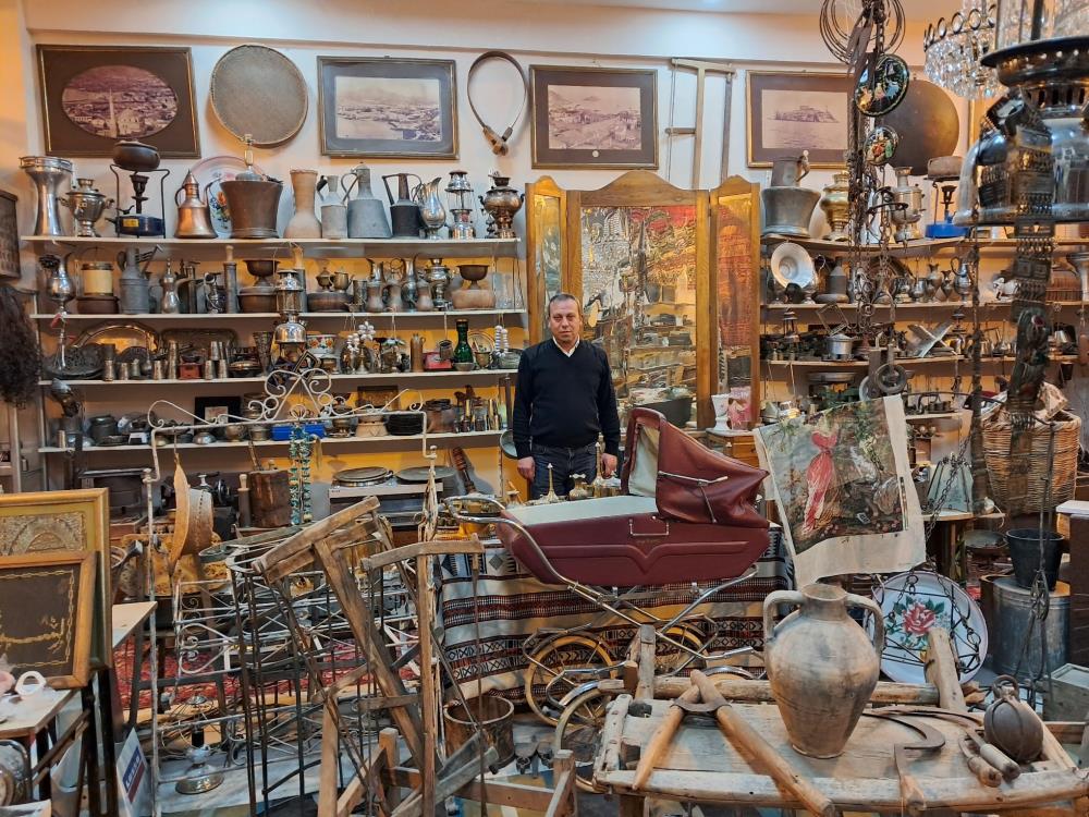 19 yıldır antika biriktirerek dükkânında sergiliyor