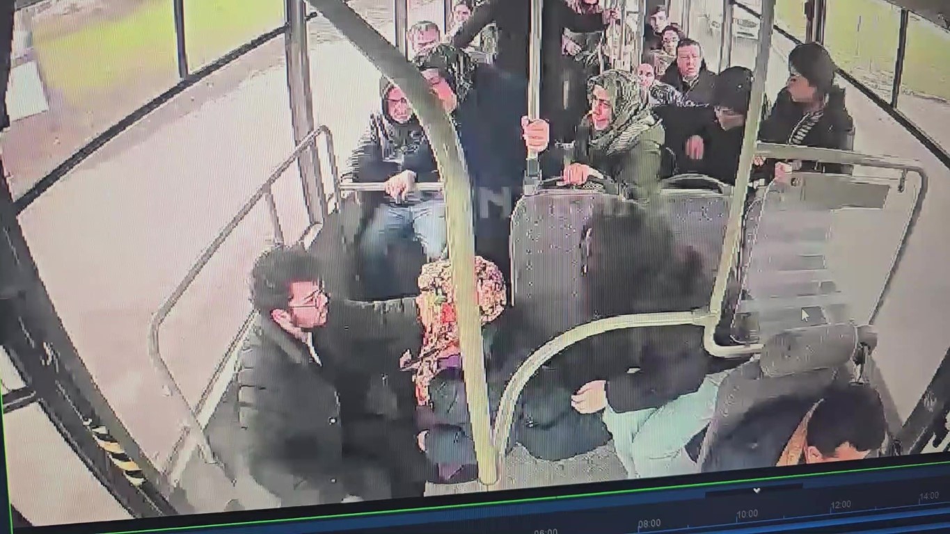 Halk otobüsü şoförü güzergahı değiştirip fenalaşan hastayı hastaneye yetiştirdi