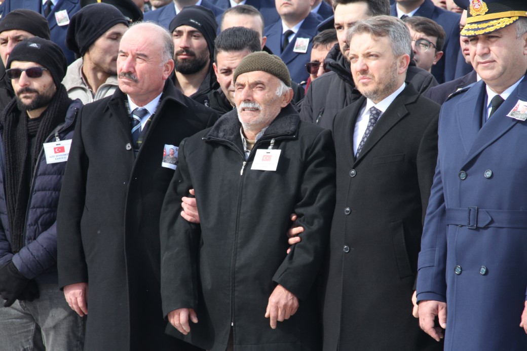 Şehit oğlunu son yolculuğuna uğurladı