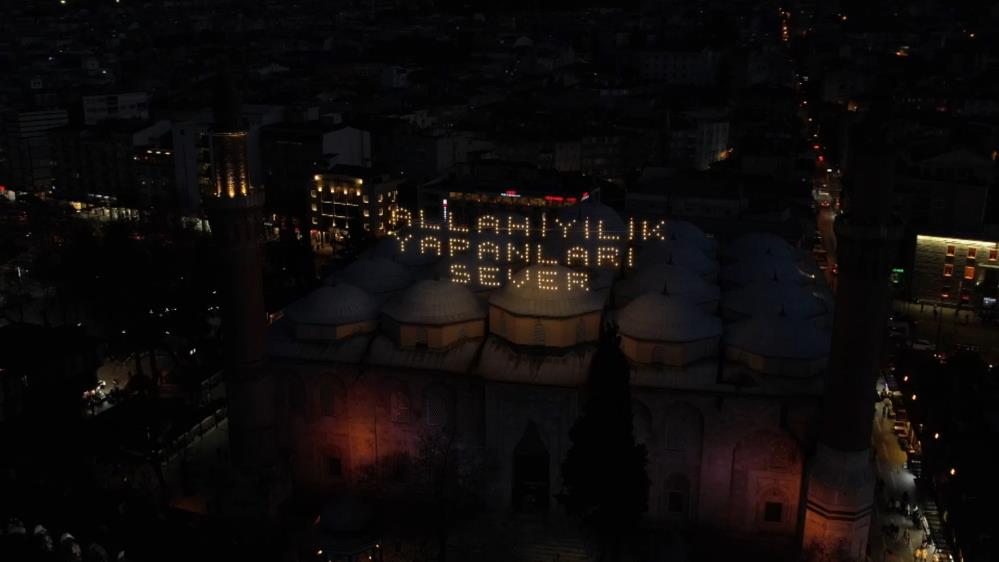 626 yıllık Ulu Cami’ye Ramazan mahyası asıldı