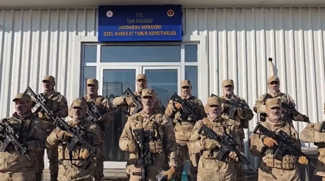 Ayşe Teyze’den Van’da görev yapan jandarmaya örme çorap