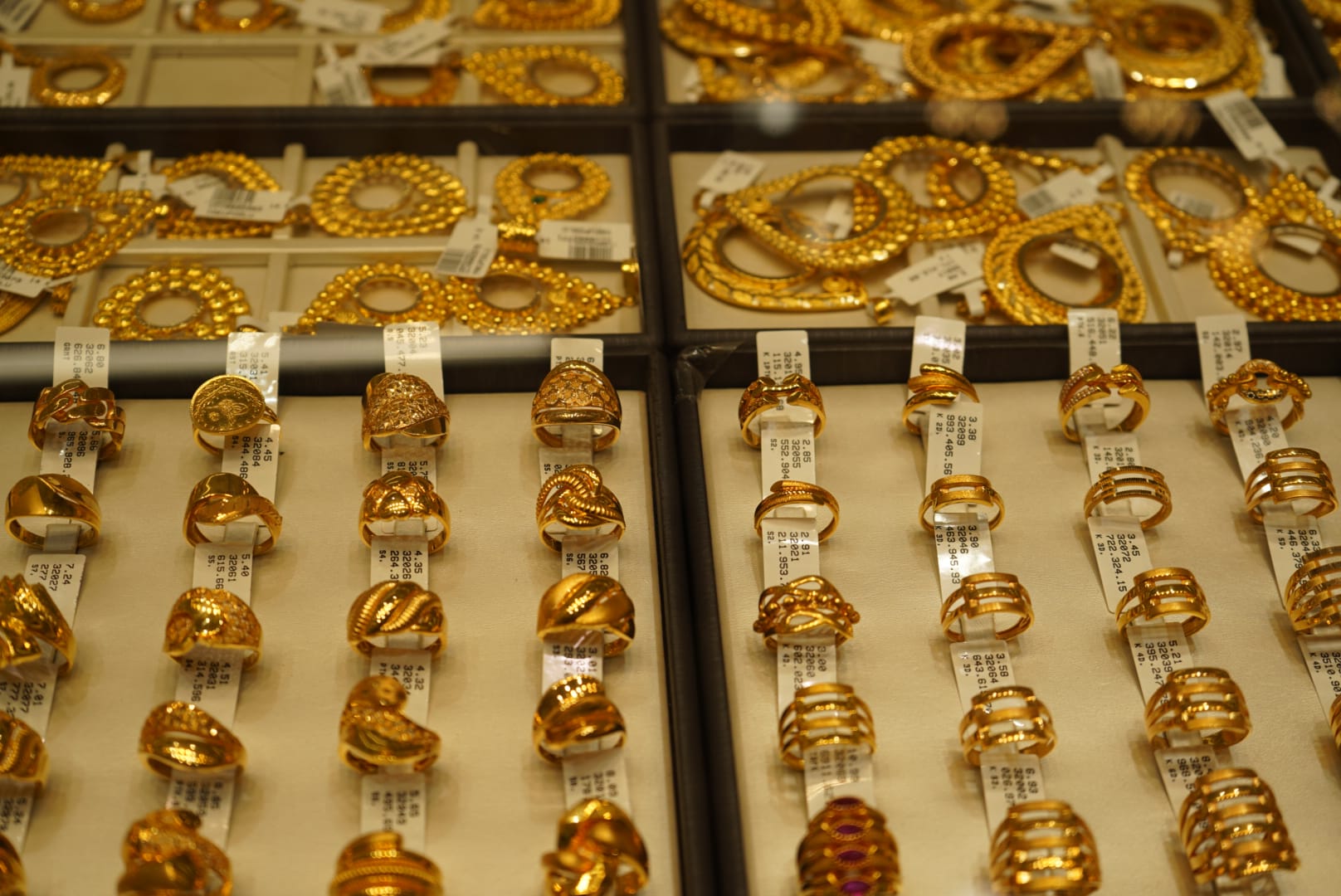 Altın fiyatları haftayı düşüşle bitiriyor