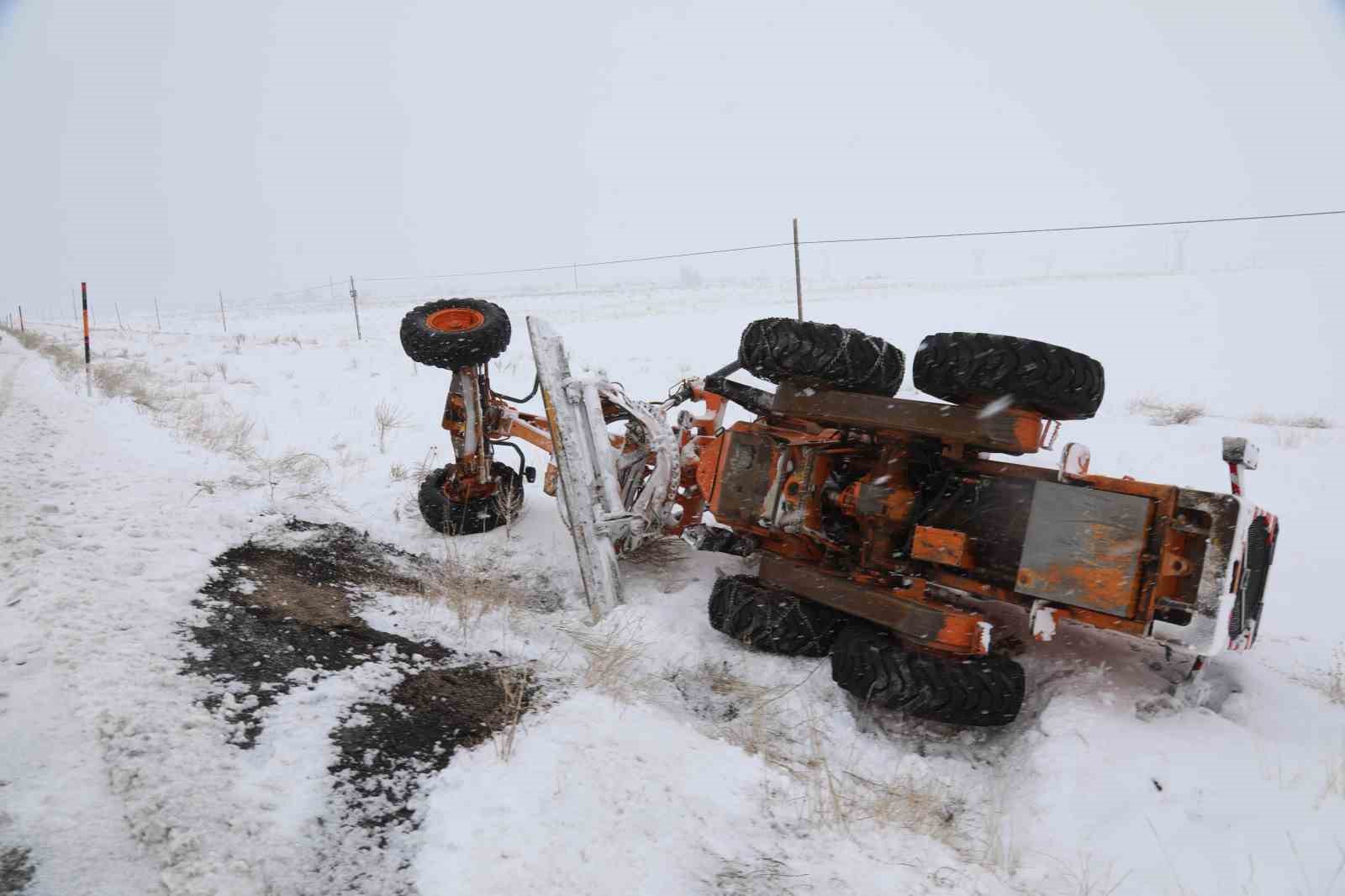 Başkale’de yoğun kar yağışı: 46 yerleşim yerinin yolu ulaşıma kapandı