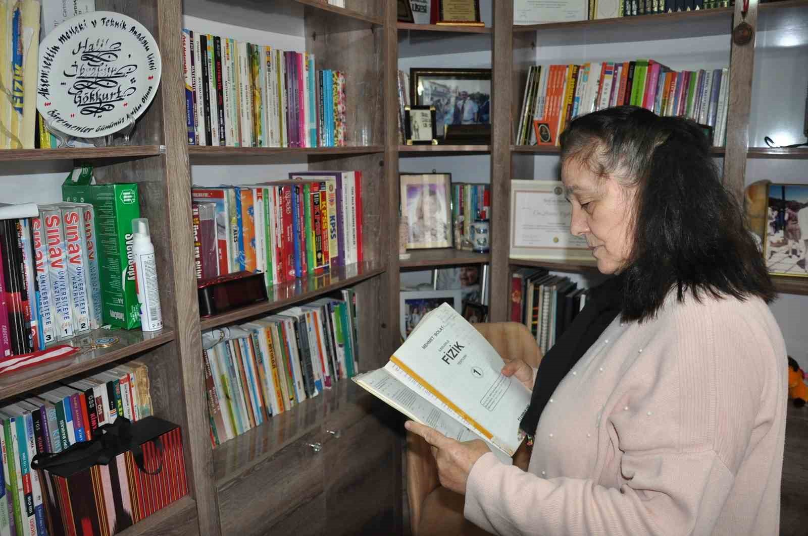Emekli öğretmen 10 yılda 3 üniversite bitirdi