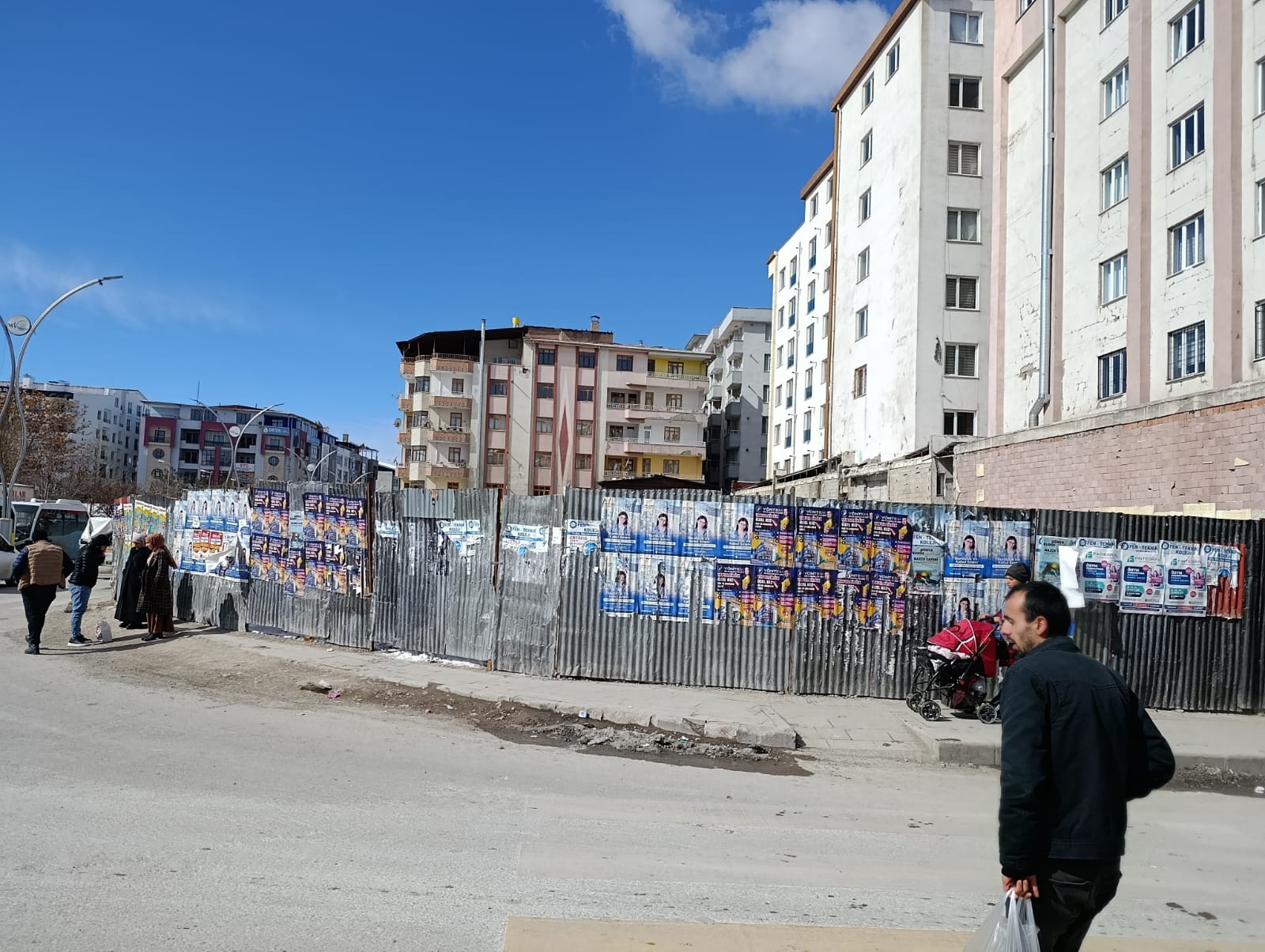 Van’da yıktırılan bina tehlike arz ediyor!