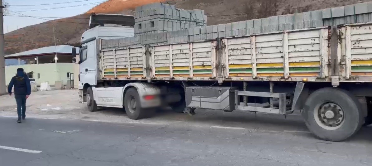 Briket yüklü tırda 31 düzensiz göçmen çıktı