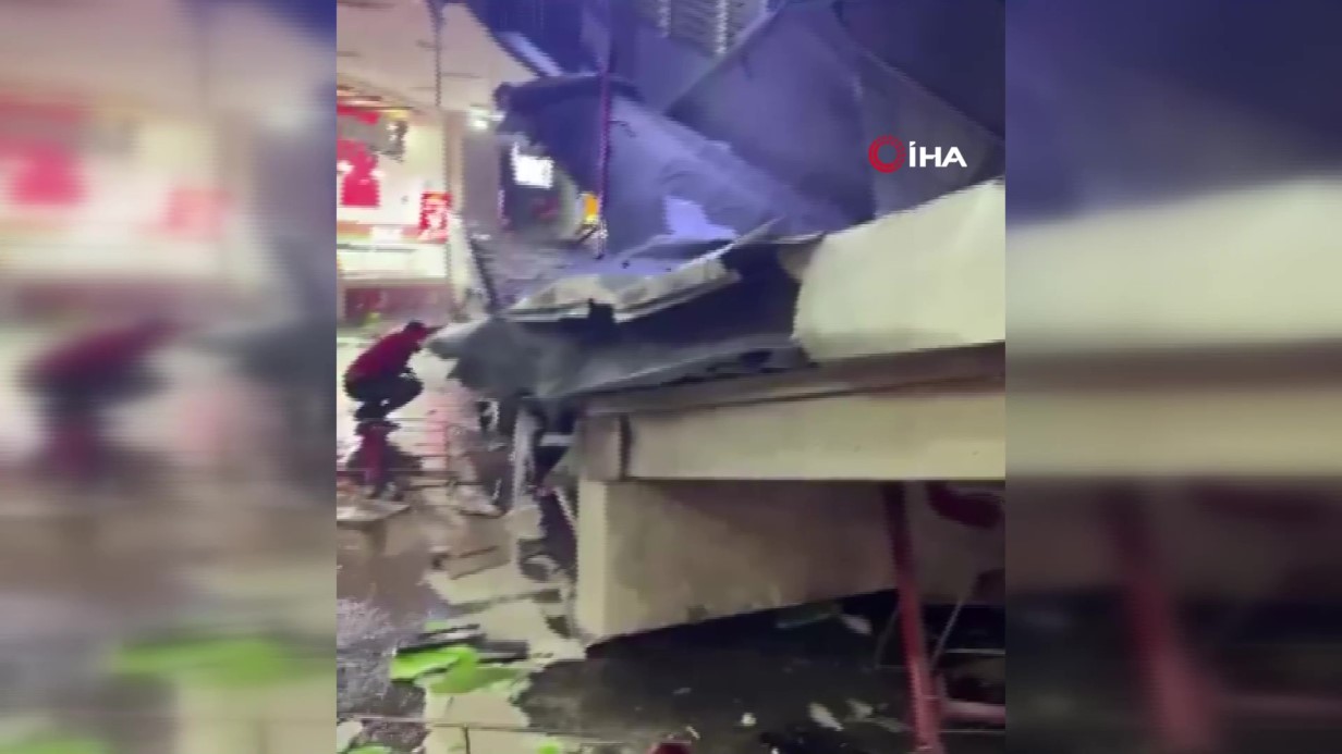 Alışveriş merkezinin çatısı çöktü: 3 ölü, 74 yaralı