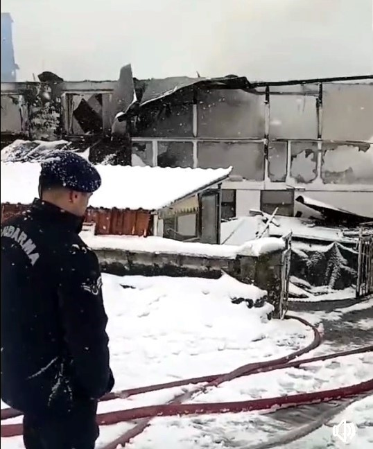 Bartın’da sobadan çıkan kıvılcımlar 2 katlı evi kül etti
