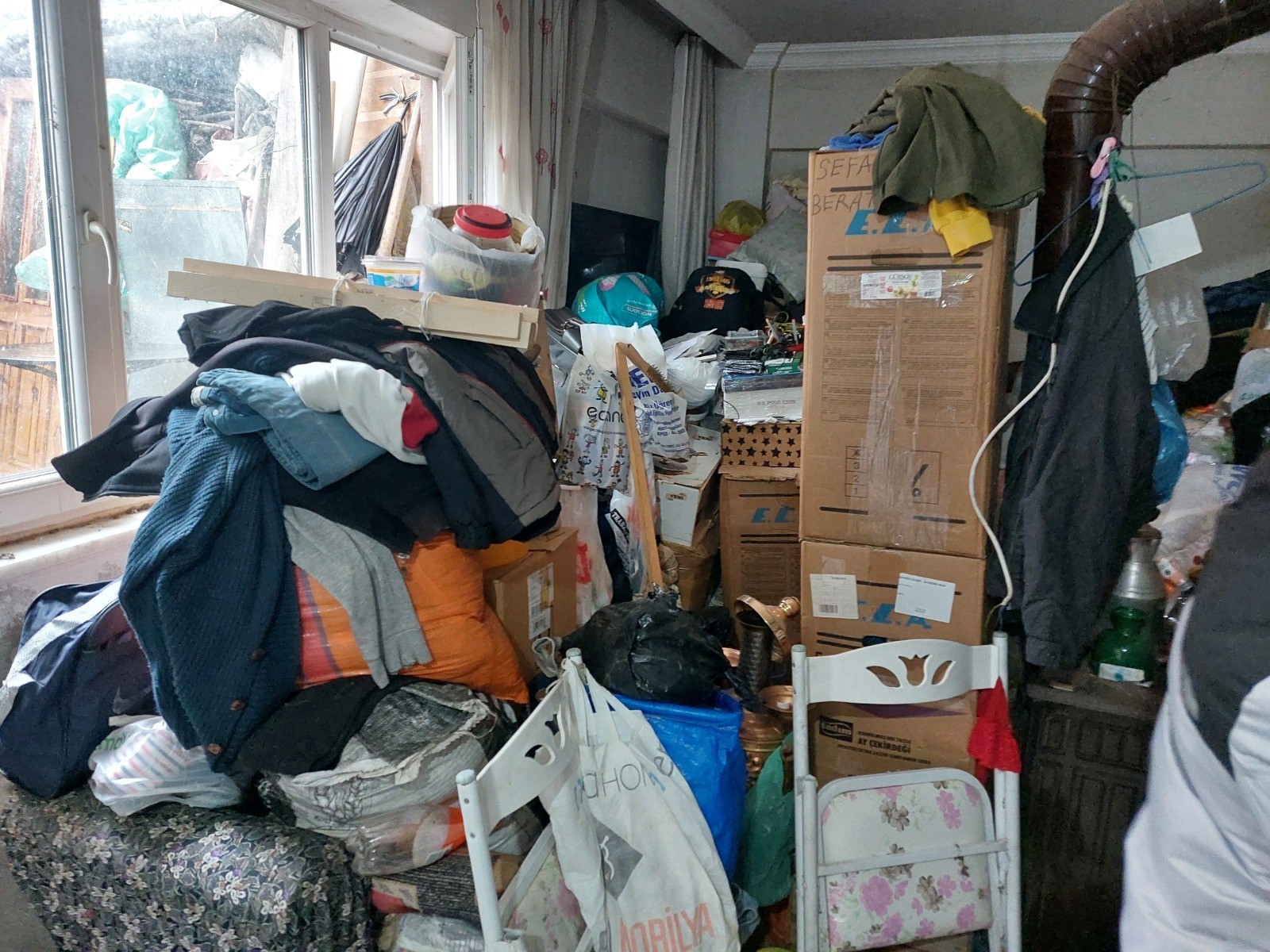 Bir evden 10 kamyonet çöp çıkartıldı