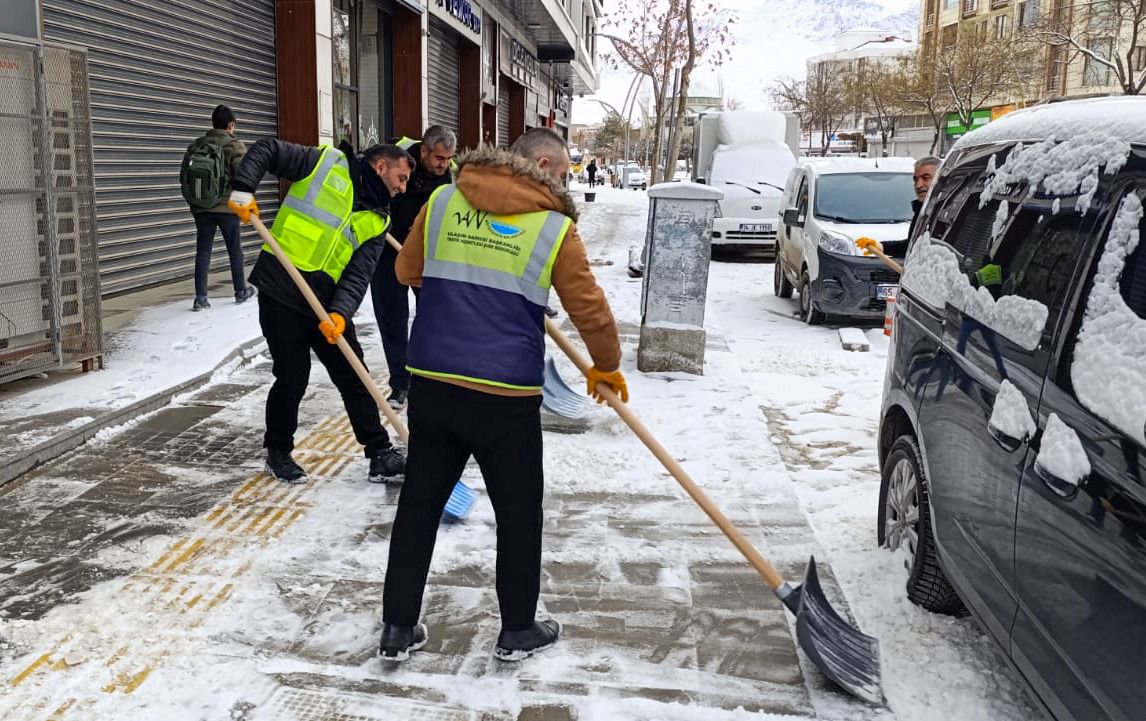 Van’da kar yağışı ekipleri harekete geçirdi