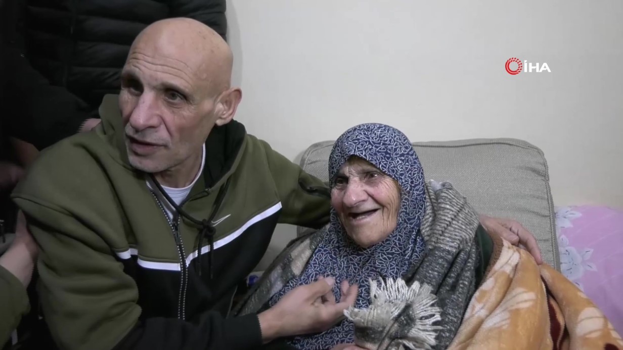 İsrail’in serbest bıraktığı 2 kardeş, 80 yaşındaki Alzheimer hastası anneleriyle buluştu
