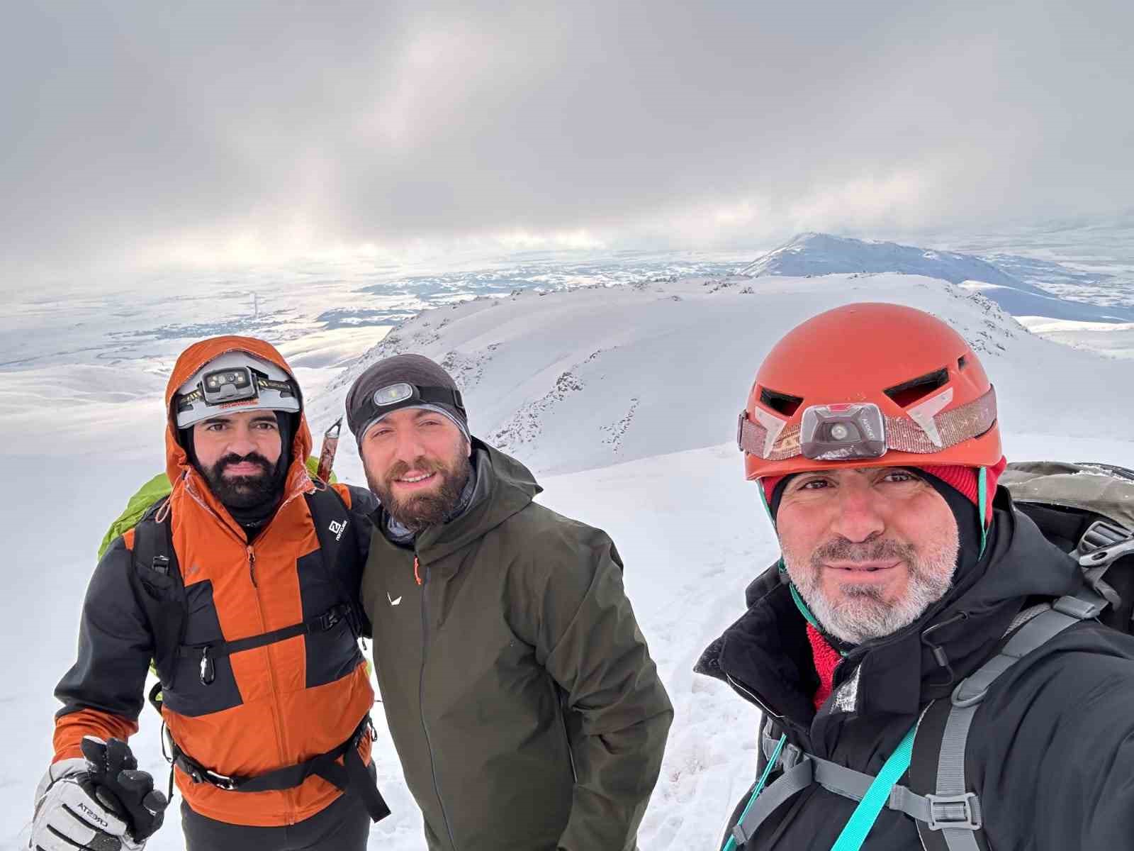 Depremde hayatını kaybedenler için Süphan Dağı’na tırmandılar