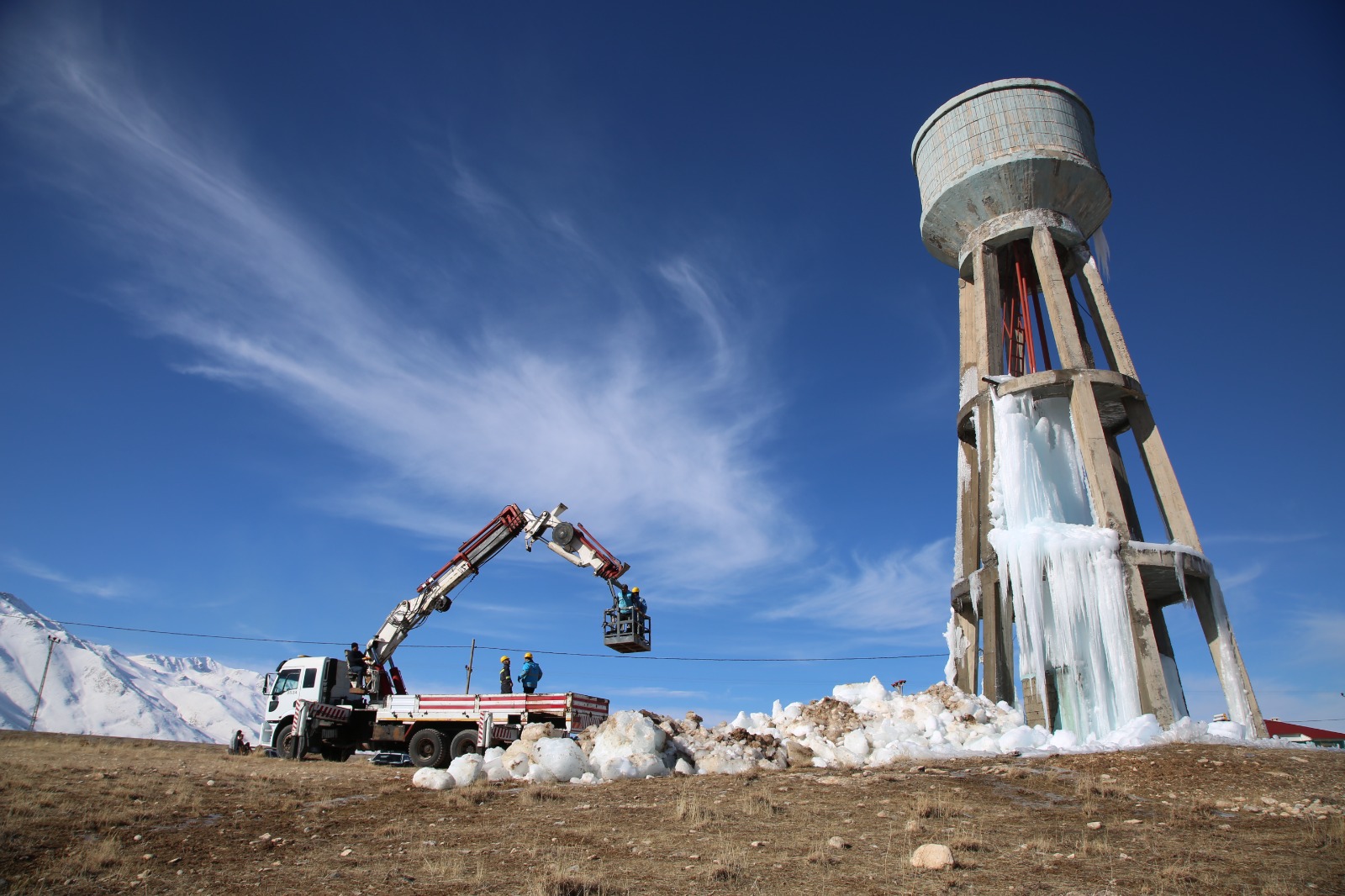 Van’da soğuklar nedeniyle içme suyu boruları patladı