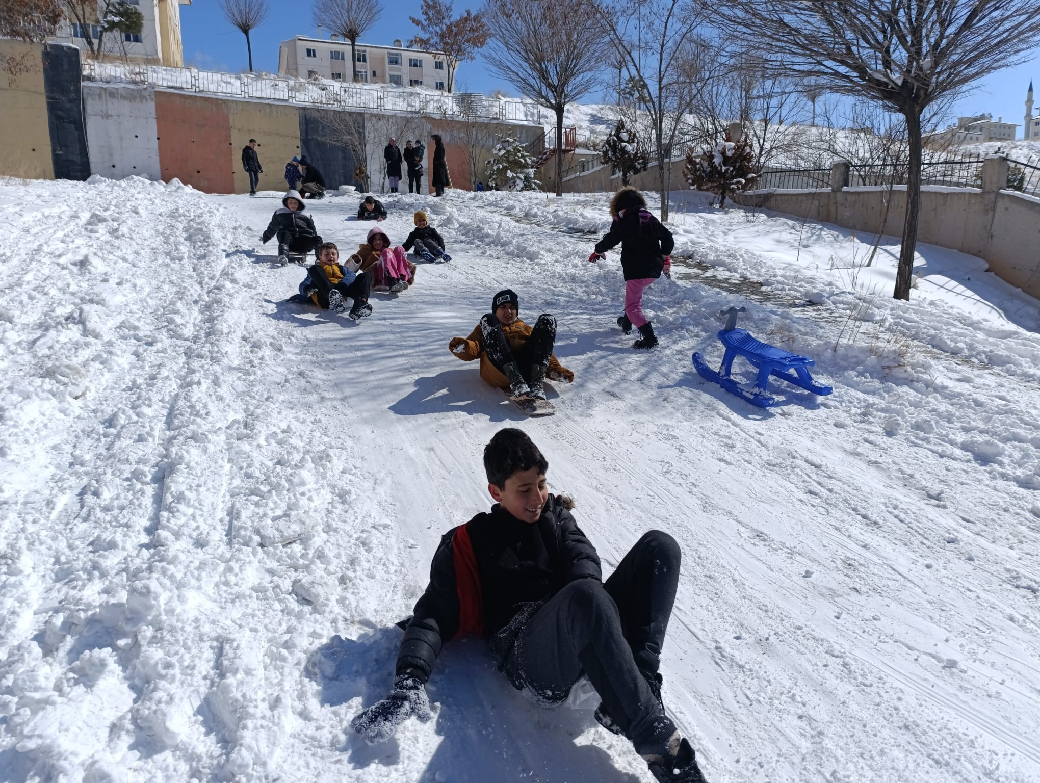 Van’ın bir ilçesinde okullar tatil edildi