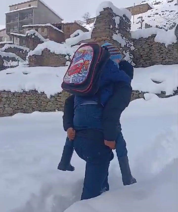 Fedakar öğretmen öğrencisini sırtında taşıyarak evine bıraktı