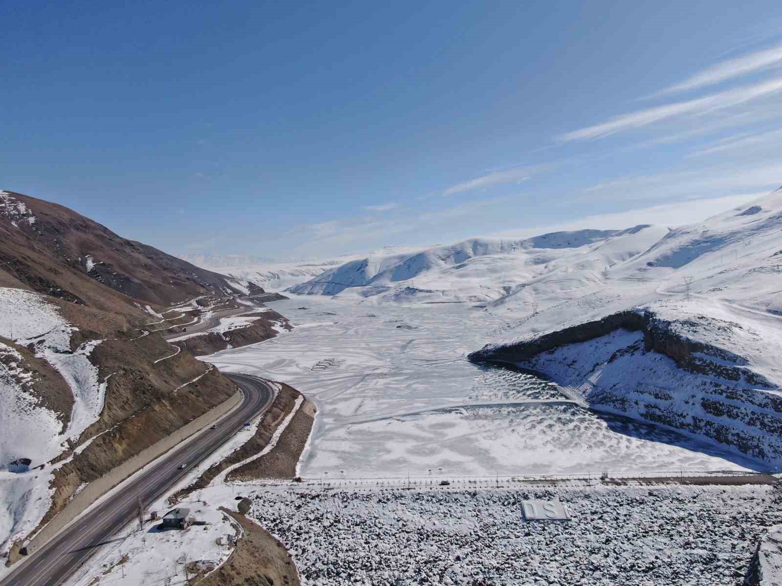 Gürpınar’da  bulunan Zernek Barajı’nın yüzeyi dondu